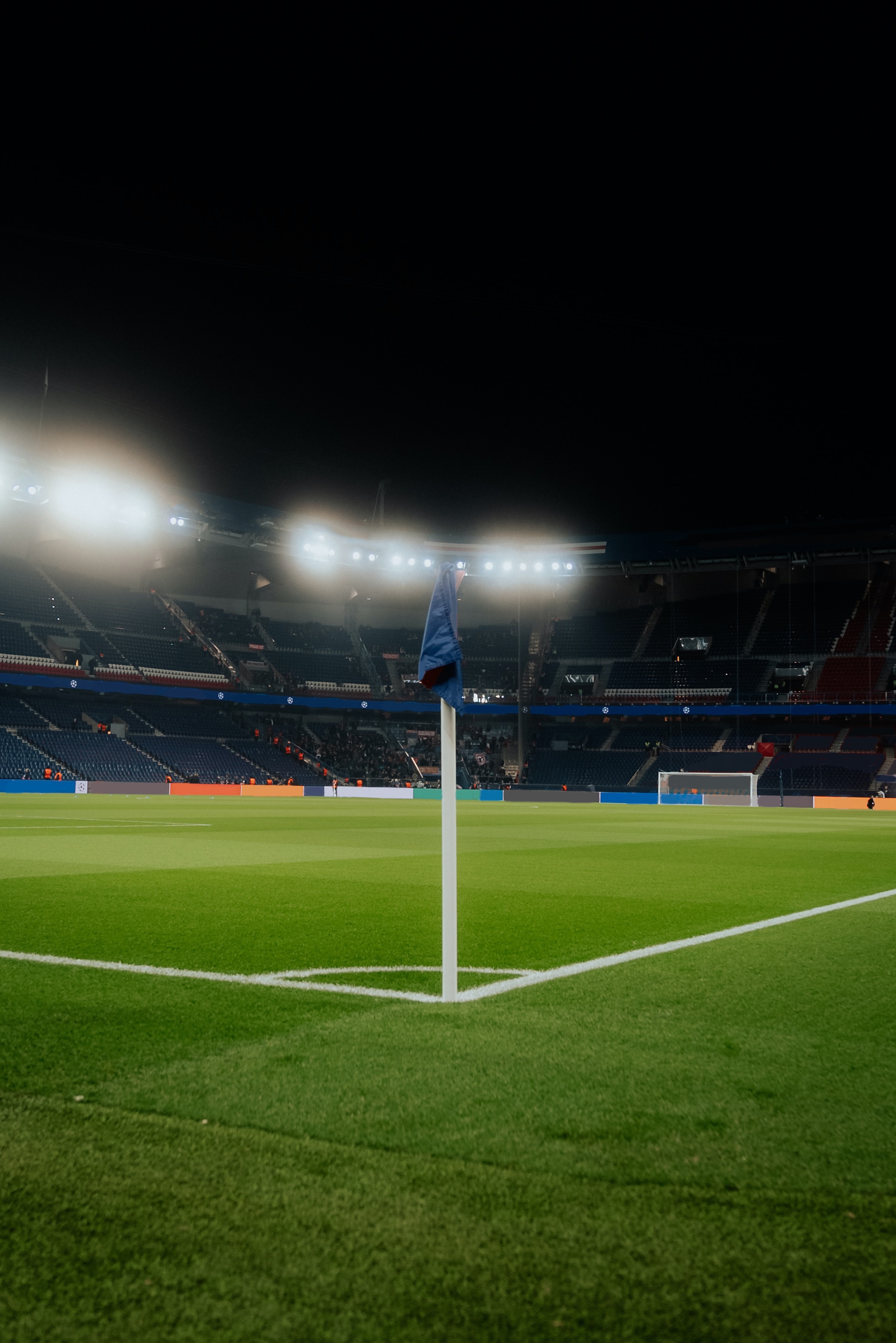 photo d'un stade de football de nuit prise vers le poteau de corner